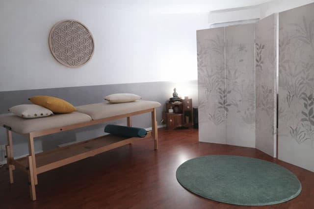 Grande salle du cabinet Blowball à Guyancourt, une atmosphère zen et lumineuse.