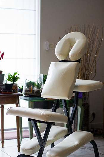 Chaise ergonomique conçue pour offrir un soutien optimal lors des massages assis